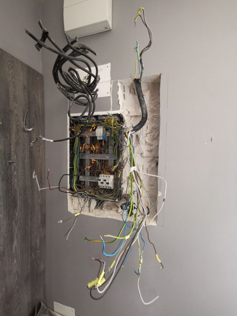 stav před (starý rozváděč vybourán)