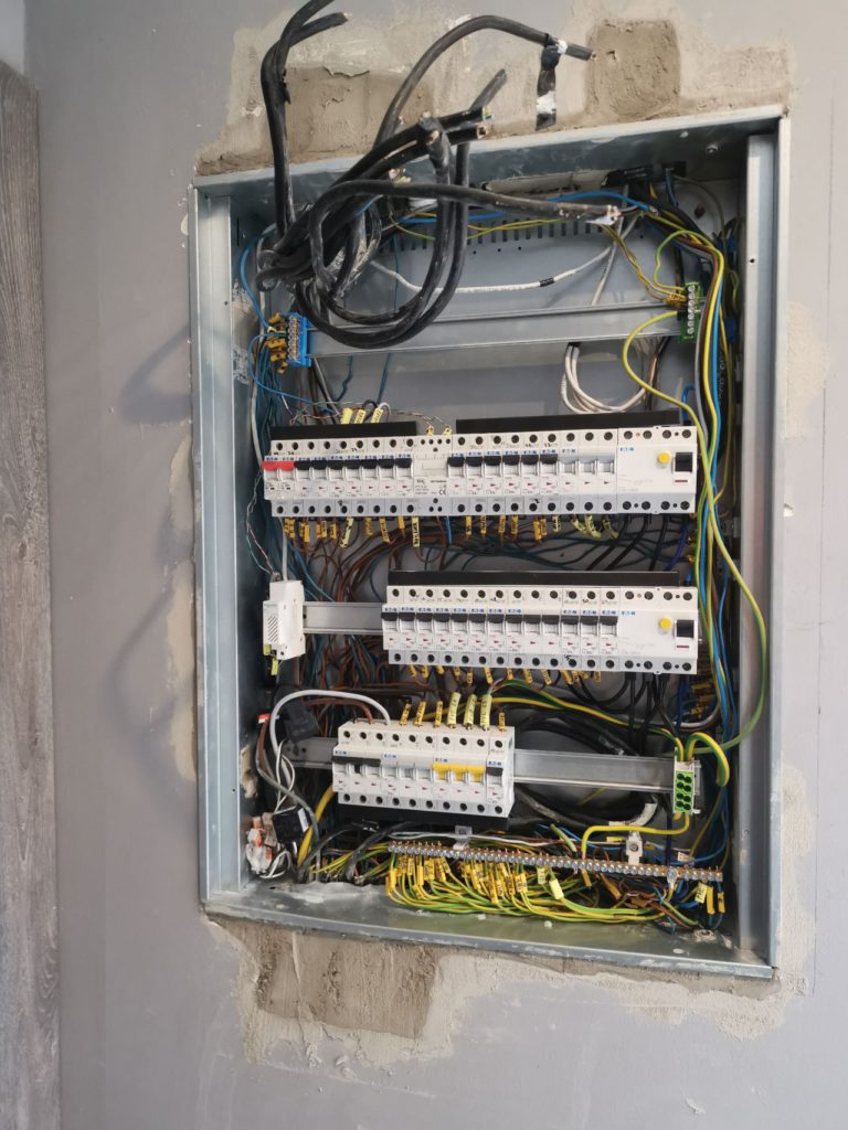 rozváděč otevřený, druhý den dokončení